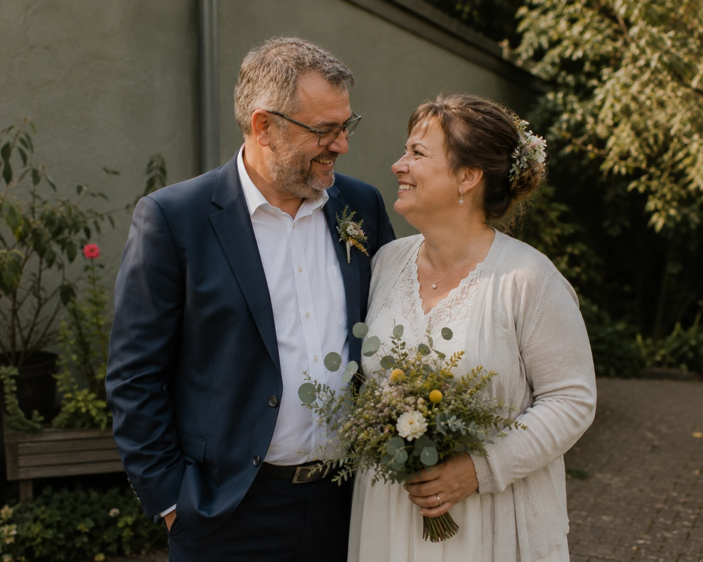 Birgit und Harald als herzliches Brautpaar bei ihrer Hochzeit in Nordrhein-Westfalen